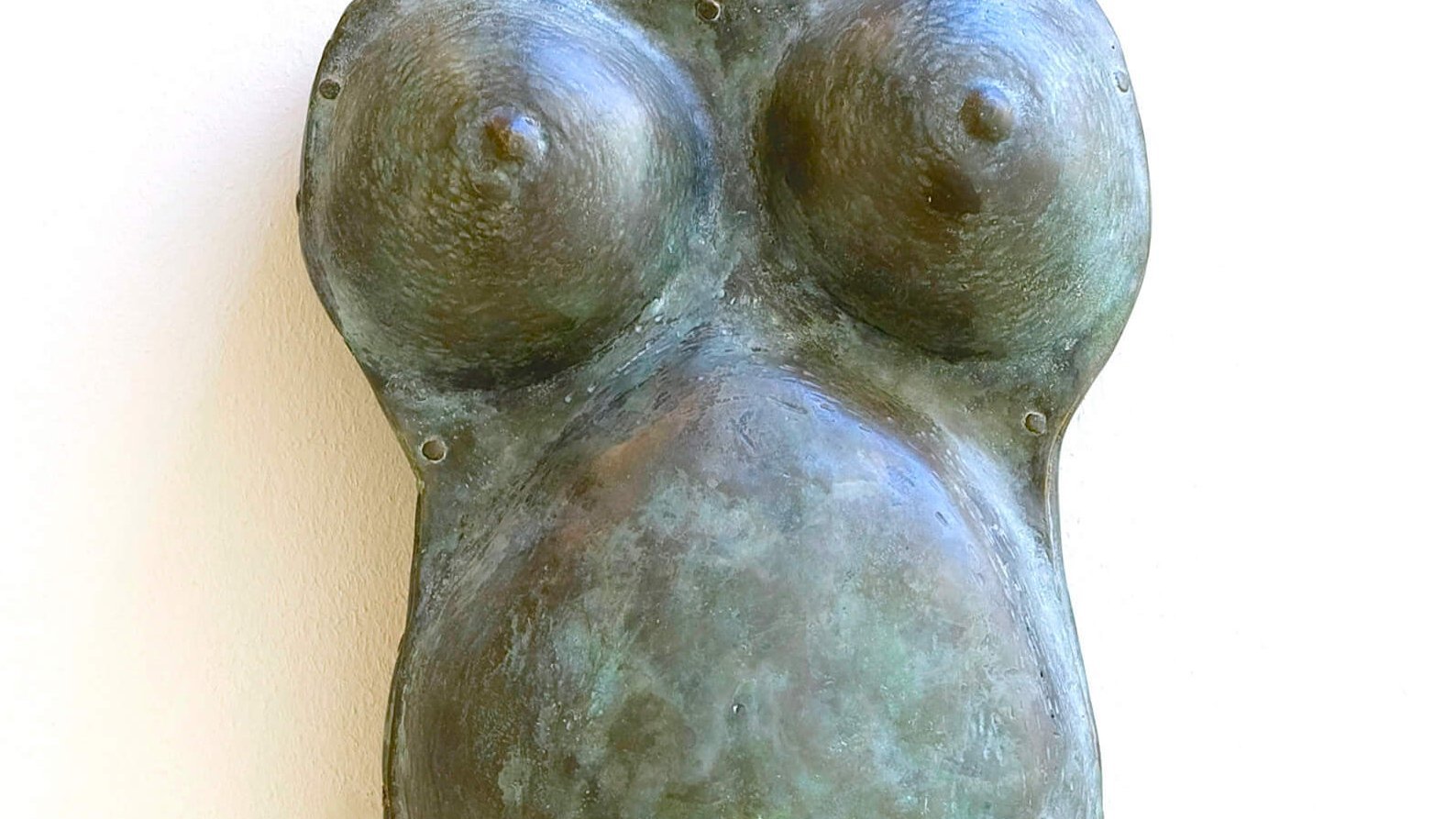 Plastik eines Schwangerenbauches aus Bronze