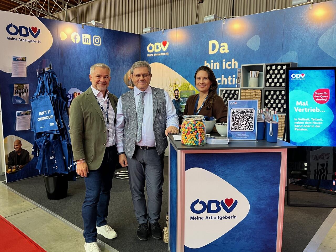Drei ÖBV Mitarbeiter:innen am ÖBV Stand auf der Jobmesse Austria in Wien 2025