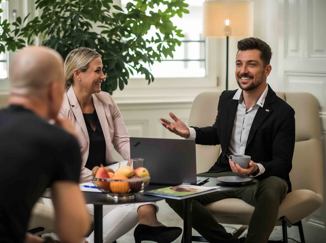 Bild von © Andi Bruckner: Angenehme Atmosphäre bei einem Gespräch über einen Job in der Versicherungsbranche in moderner Büroumgebung in der Österreichischen Beamtenversicherung.