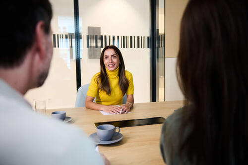 Angenehme Atmosphäre bei einem Gespräch über einen Job in der Versicherungsbranche in moderner Büroumgebung in der Österreichischen Beamtenversicherung.