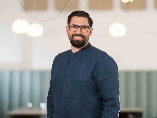 Bild von © Andi Bruckner: Ein Vertriebsmitarbeiter gibt Einblicke in seinen Job im ÖBV Vertrieb.