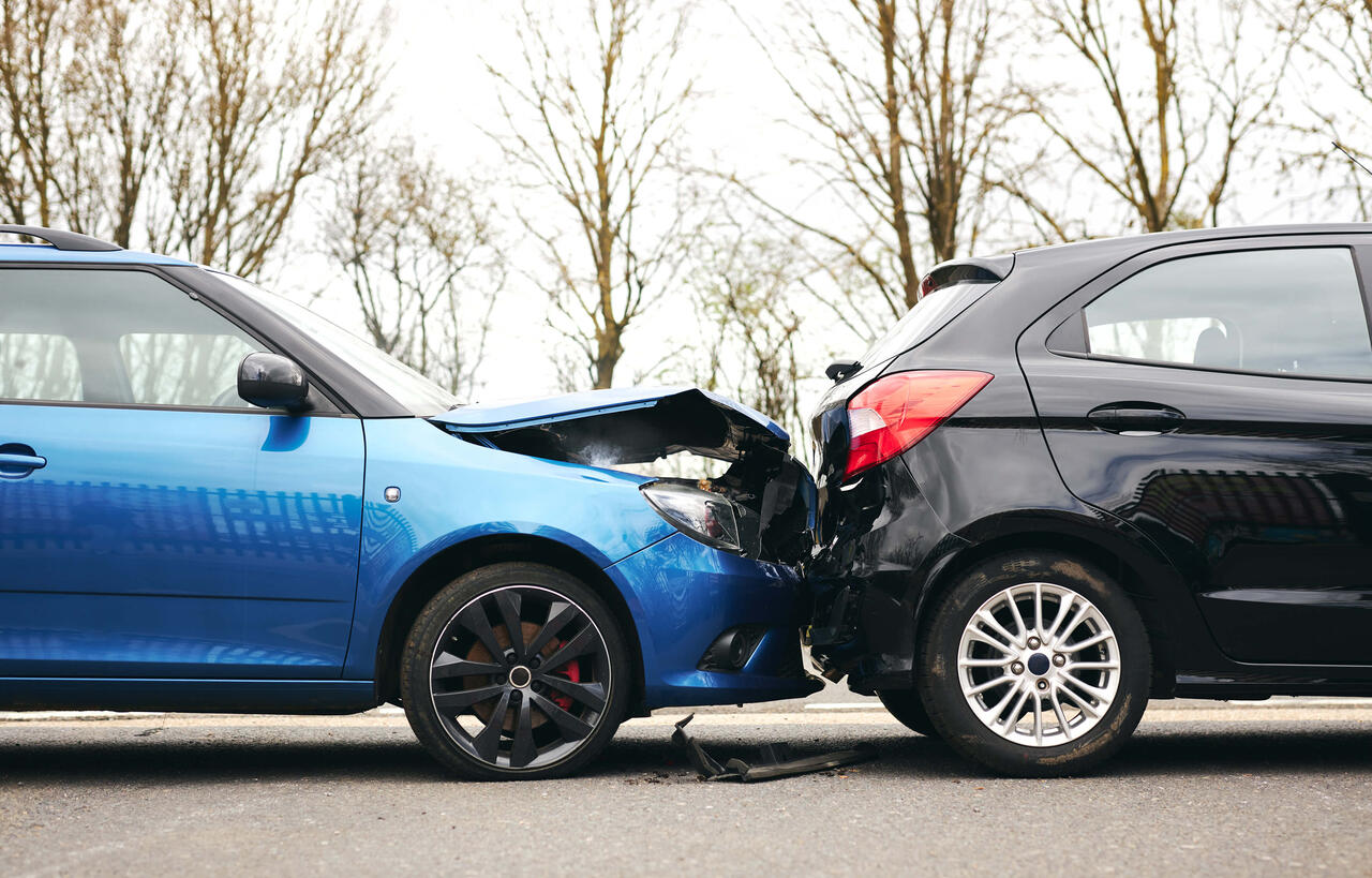 Zwei Autos sind frontal zusammengefahren und vorne jeweils beschädigt.
