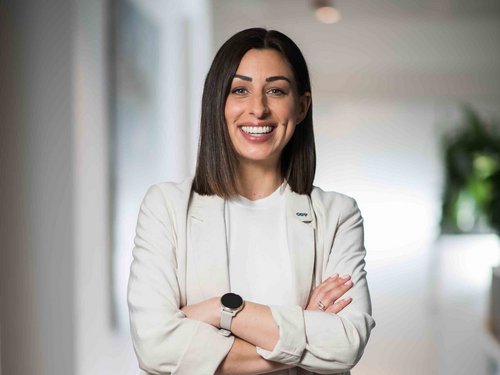 Bild von © Andi Bruckner: Eine Vertriebsmitarbeiterin gibt Einblicke in ihren Job im ÖBV Außendienst.