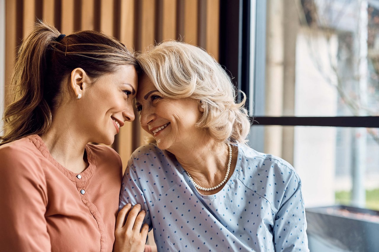 Vorsorge für Frauen. Mutter und Tochter sehen einander an.