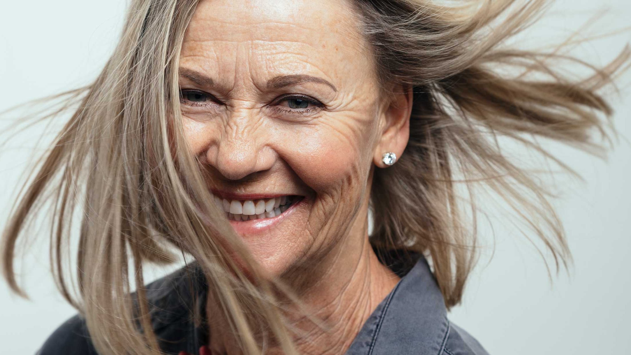 Ältere lachende Frau mit langen Haaren