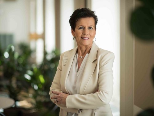 Bild von © Andi Bruckner: Eine Vertriebsmitarbeiterin gibt Einblicke in ihren Job im ÖBV Vertrieb.