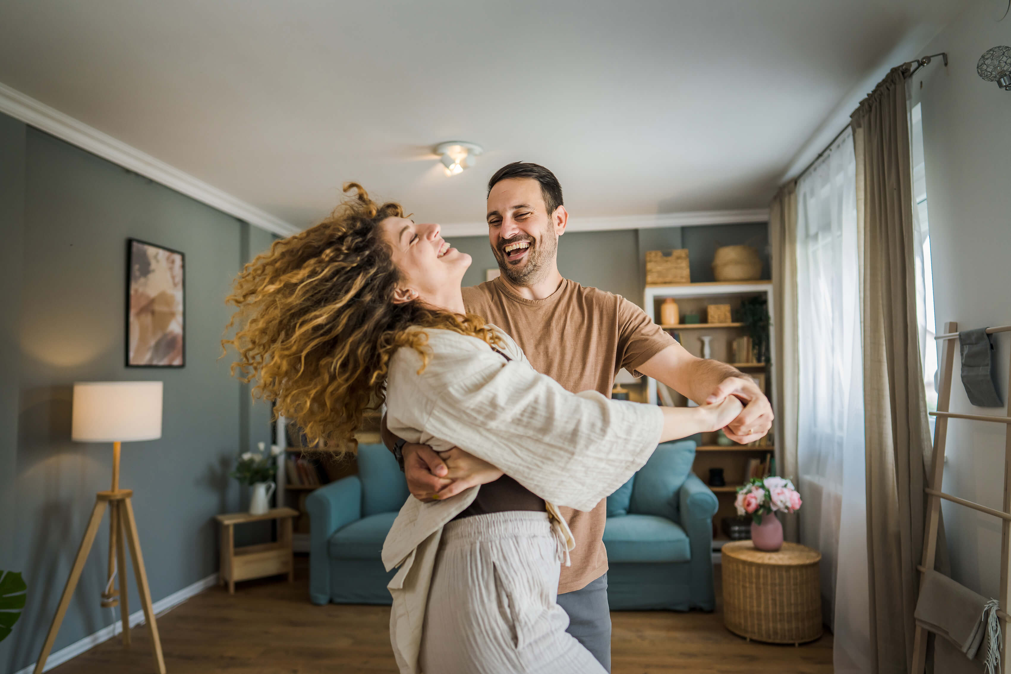 Träume erfüllen leicht gemacht - Kapitalaufbau ohne KESt: Ein Pärchen tanzt lachend durch die Wohnung.